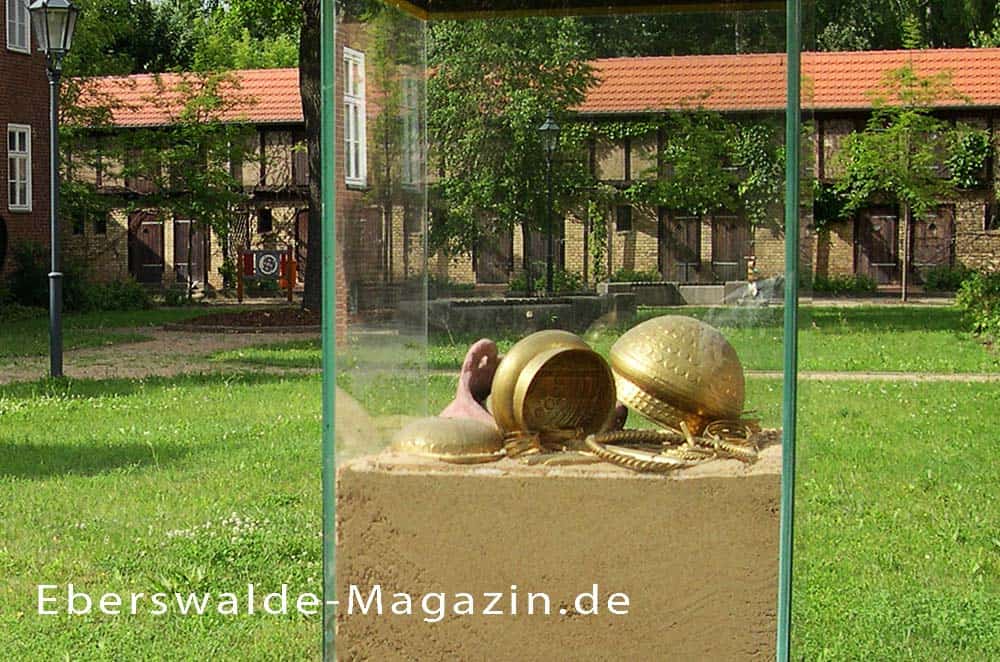 Stele mit Nachbildung des Eberswalder Goldschatz in der Messingwerksiedlung 