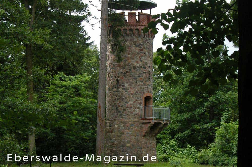 Der Askanierturm - 12 Meter hoher Aussichtsturm aus märkischen Findlingen